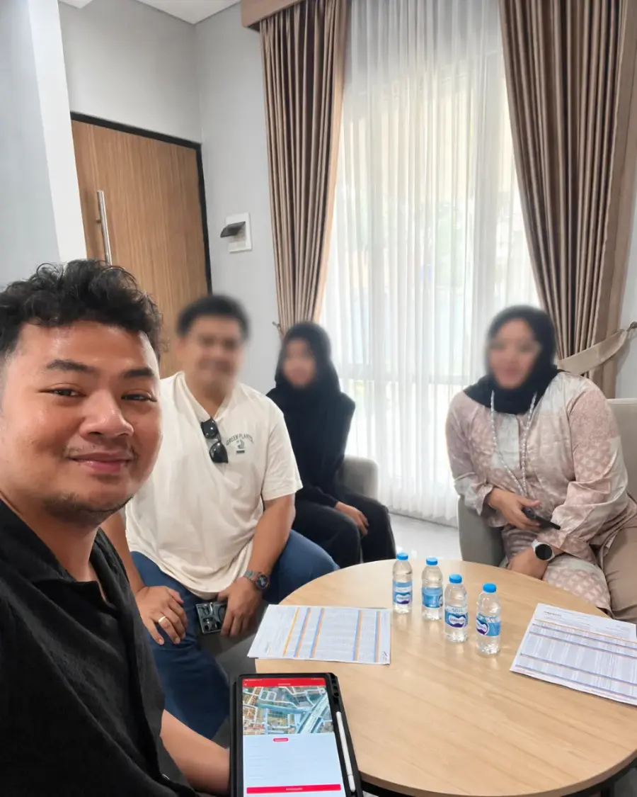 Konsultasi santai dengan calon pembeli
