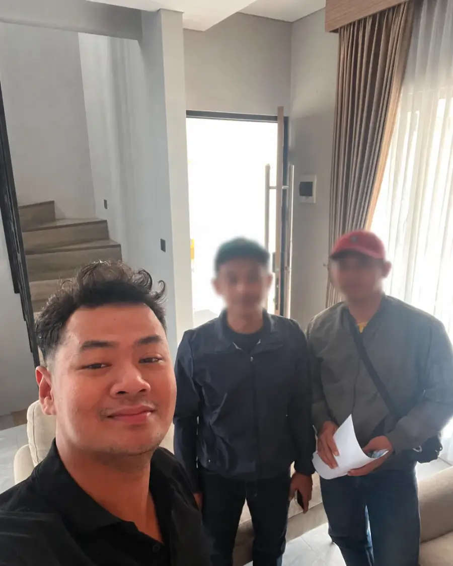 Menyambut calon pembeli di dalam unit