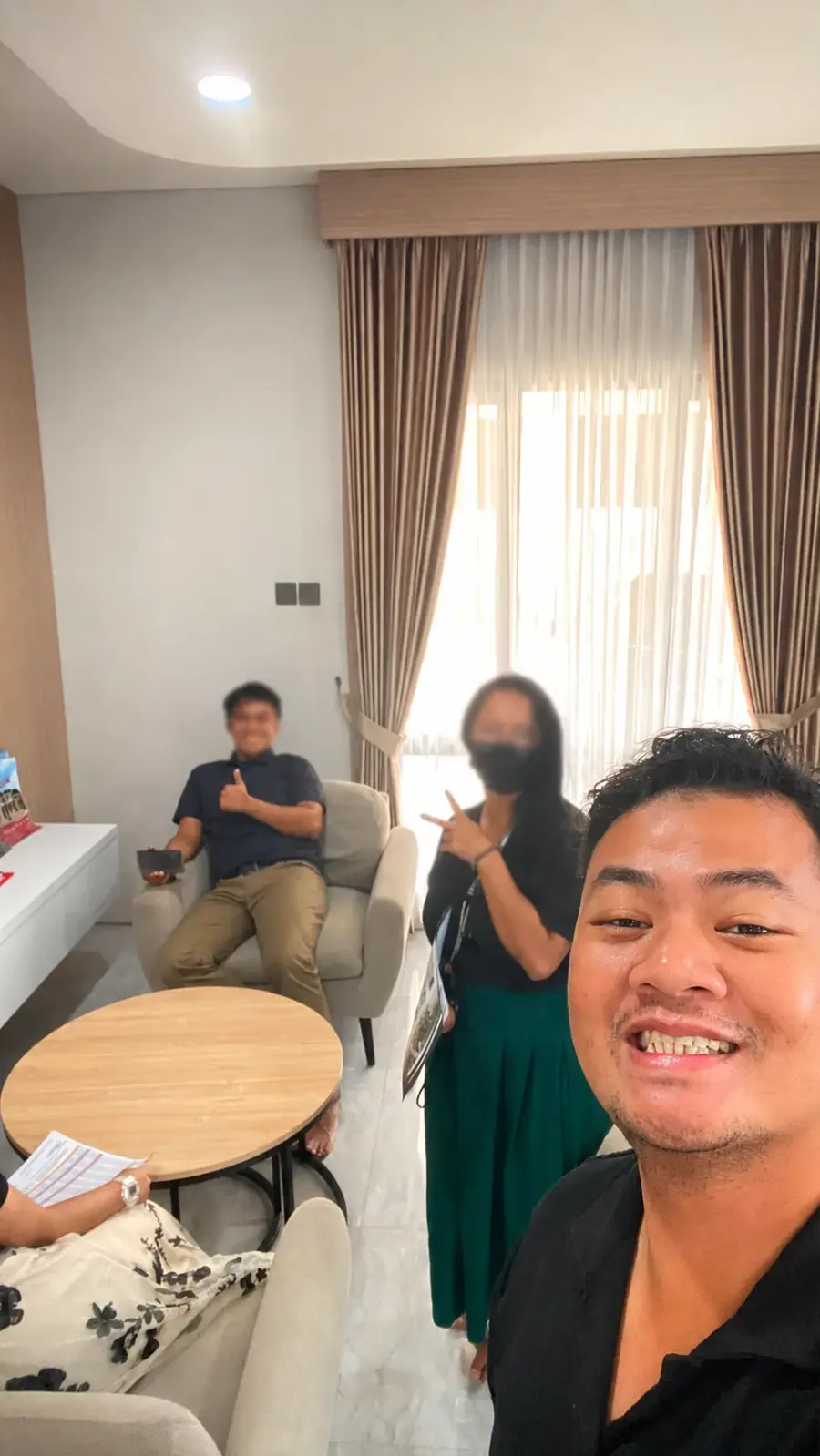 Sesi tanya-jawab di ruang tamu unit contoh