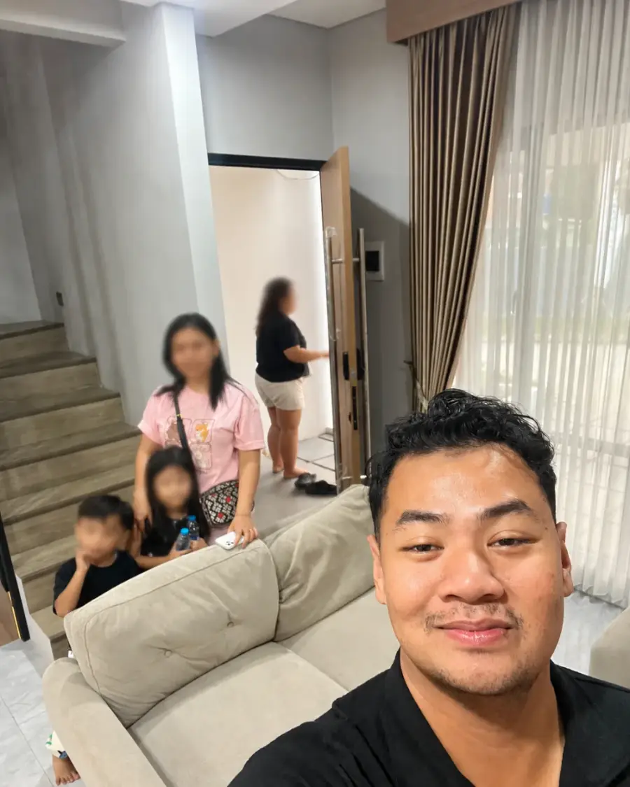 Keluarga meninjau langsung interior rumah